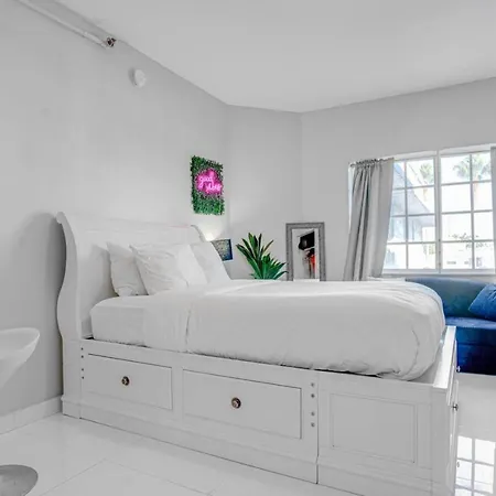 South Miami Beach Oasis Sleeps 2